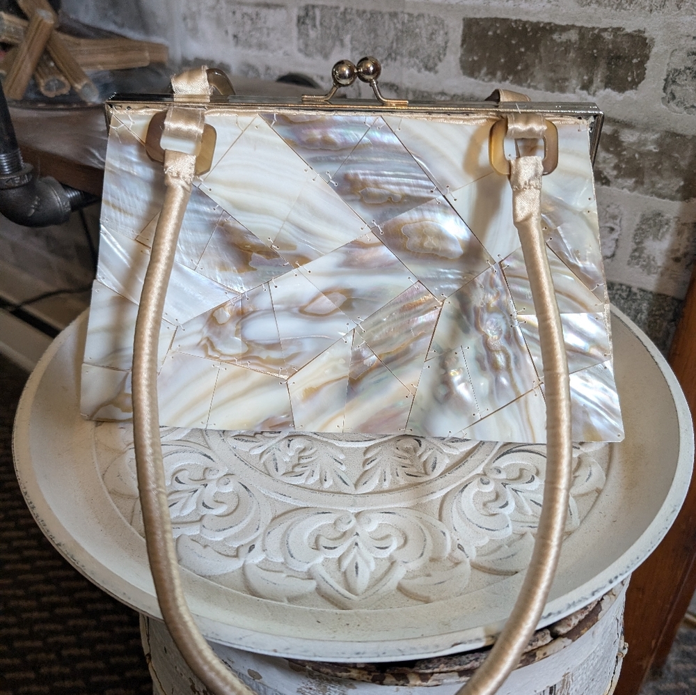 Vintage Mod mother of pearl clasp handbag
